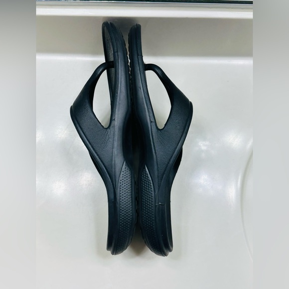 😃SOLD😃 CROCS Men’s Black Thong Flip Flops Sz M/ 12 - Picture 3 of 7